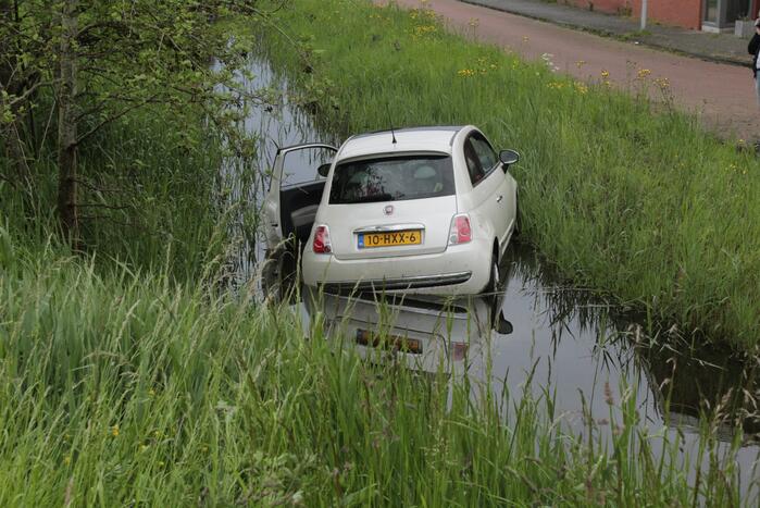 Auto belandt in sloot