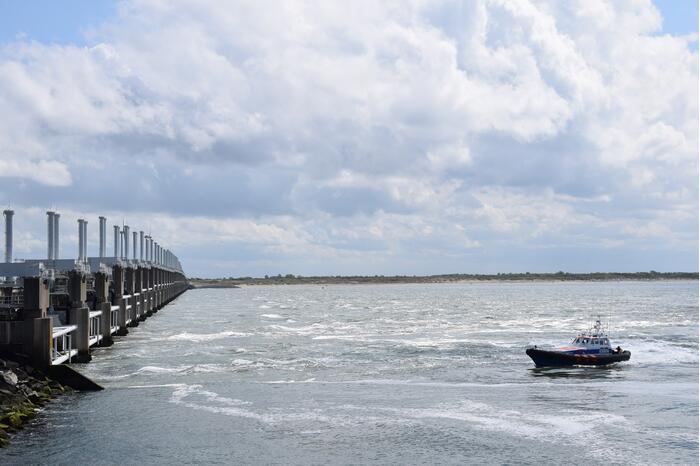 Illegale vissers aangehouden bij stormvloedkering