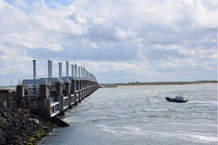 Illegale vissers aangehouden bij stormvloedkering