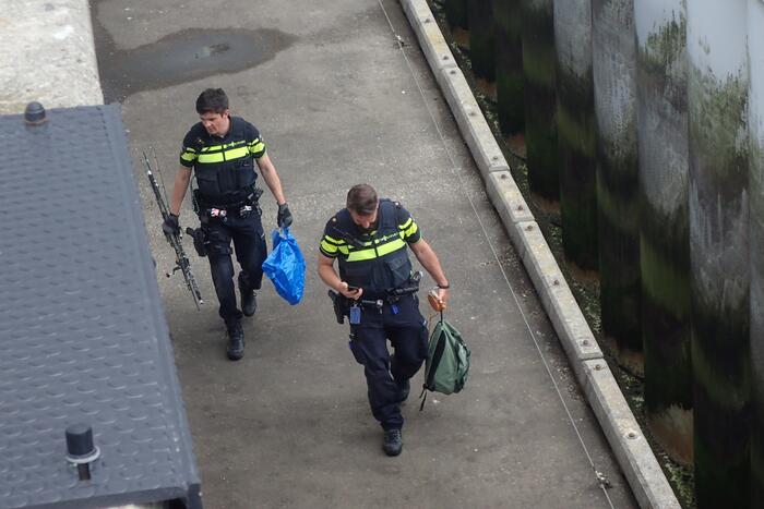 Illegale vissers aangehouden bij stormvloedkering