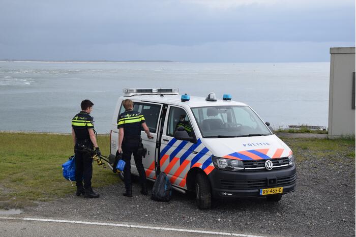 Illegale vissers aangehouden bij stormvloedkering