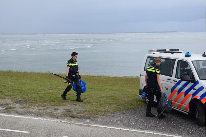 Illegale vissers aangehouden bij stormvloedkering