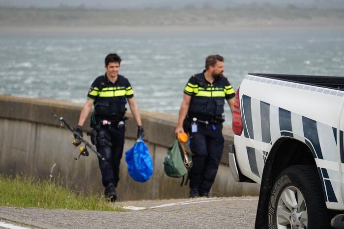 Illegale vissers aangehouden bij stormvloedkering