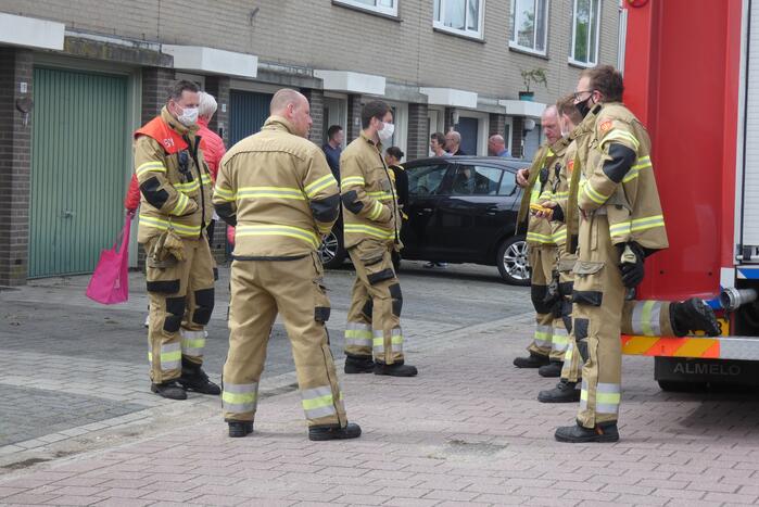 Brandweer verricht onderzoek naar gaslucht