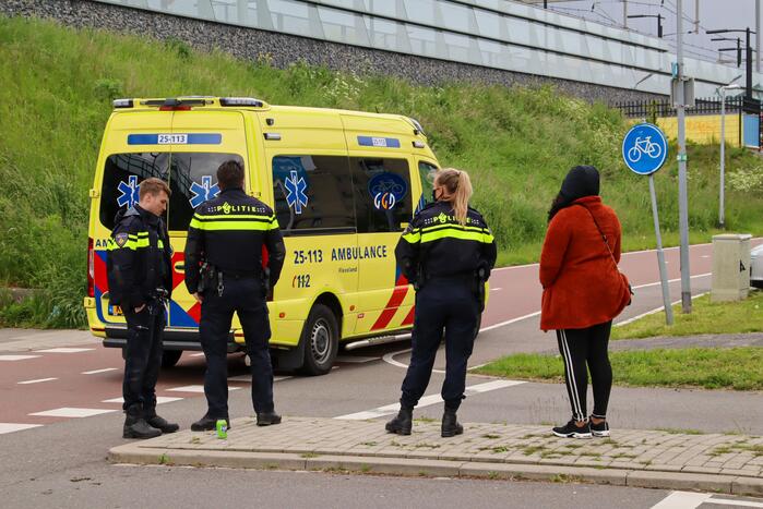 Personenauto en scooter komen met elkaar in botsing