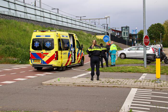 Personenauto en scooter komen met elkaar in botsing