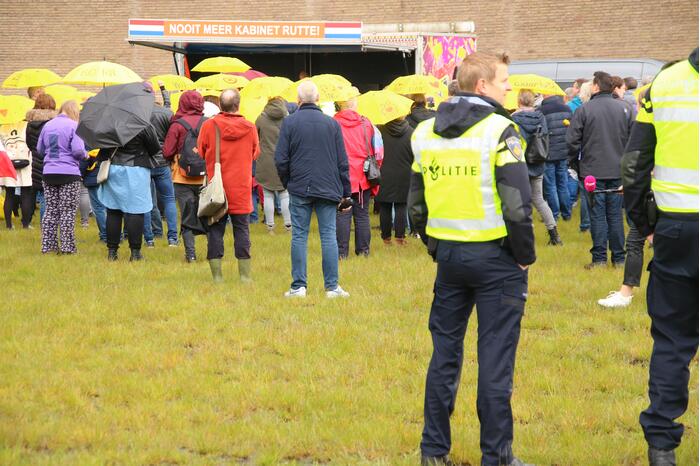Demonstranten demonsteren tegen kabinetsbeleid