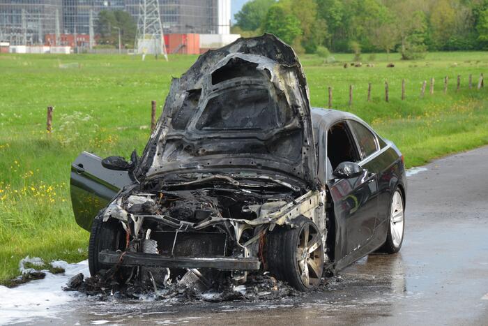 Personenauto total-loss door brand in motorcompartiment