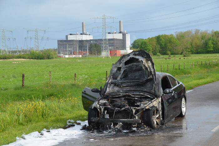 Personenauto total-loss door brand in motorcompartiment