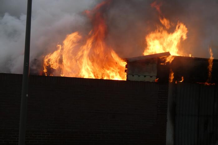 Meerdere schuren verwoest door uitslaande brand