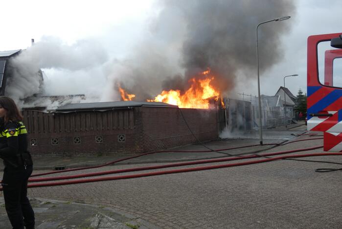 Meerdere schuren verwoest door uitslaande brand