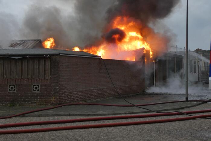 Meerdere schuren verwoest door uitslaande brand