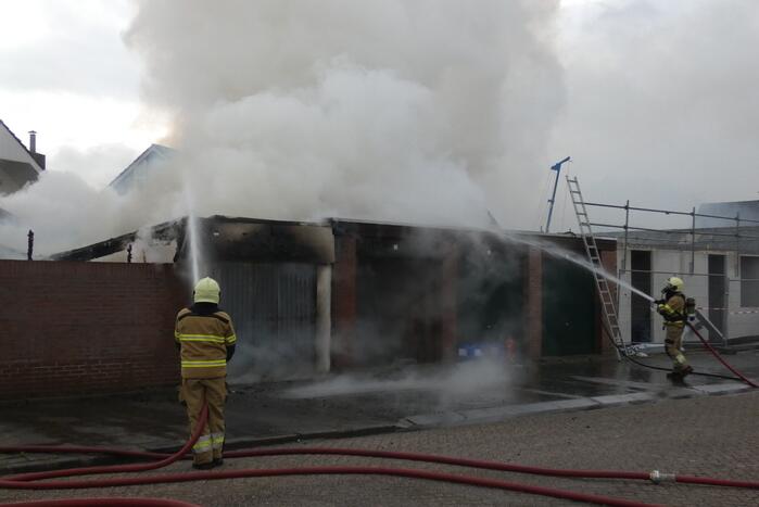 Meerdere schuren verwoest door uitslaande brand