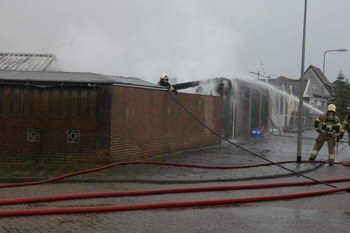 Meerdere schuren verwoest door uitslaande brand