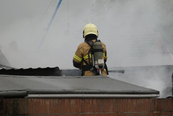 Meerdere schuren verwoest door uitslaande brand