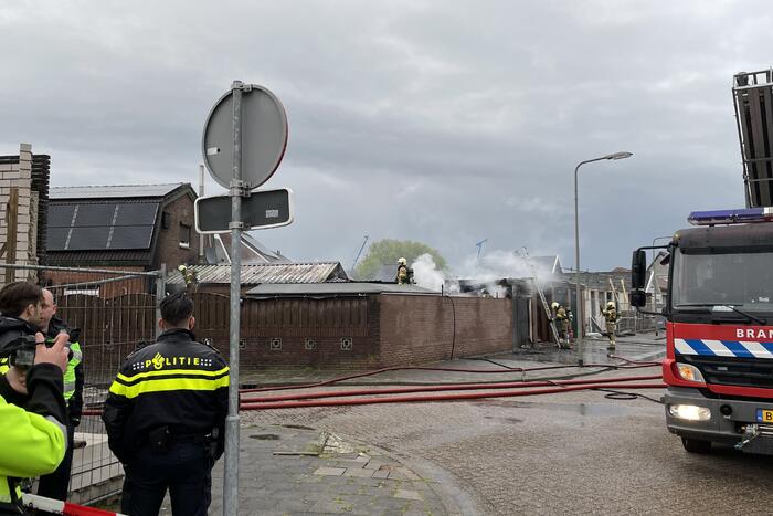 Meerdere schuren verwoest door uitslaande brand