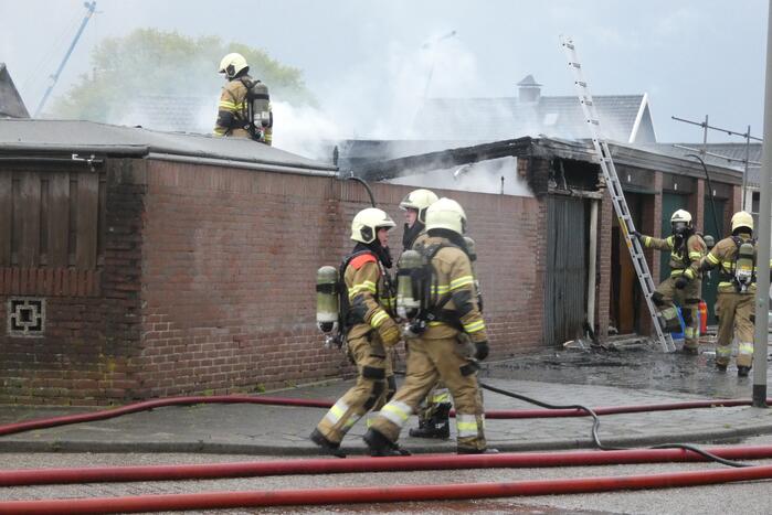 Meerdere schuren verwoest door uitslaande brand