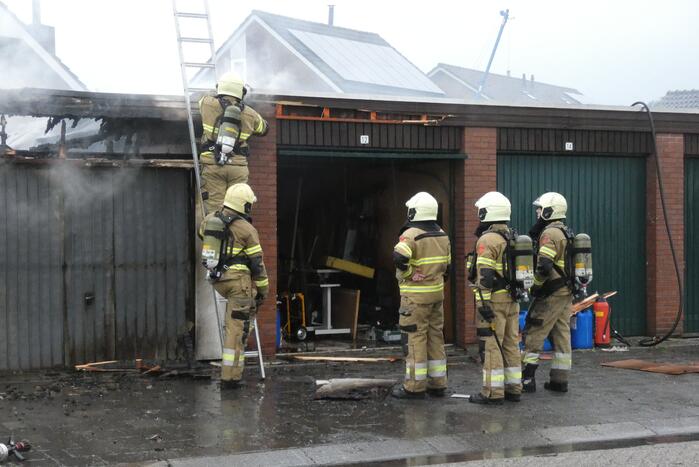 Meerdere schuren verwoest door uitslaande brand