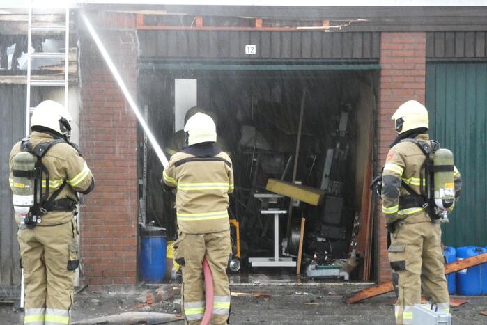 Meerdere schuren verwoest door uitslaande brand