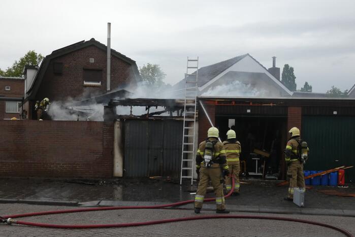 Meerdere schuren verwoest door uitslaande brand