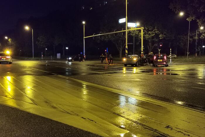 Twee auto's in botsing op kruising