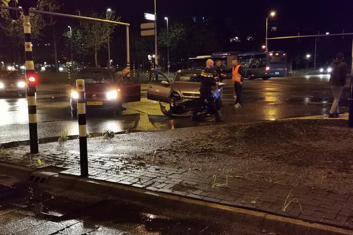 Twee auto's in botsing op kruising