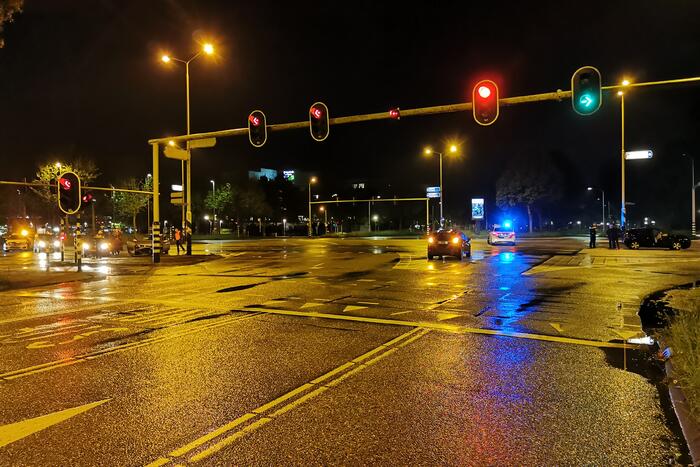 Twee auto's in botsing op kruising