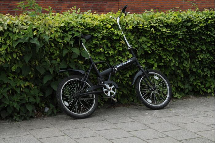 Man onderuit met vouwfiets