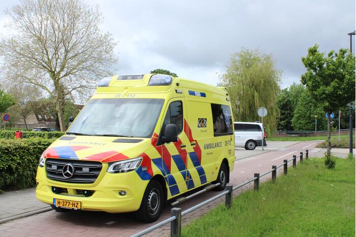 Man onderuit met vouwfiets