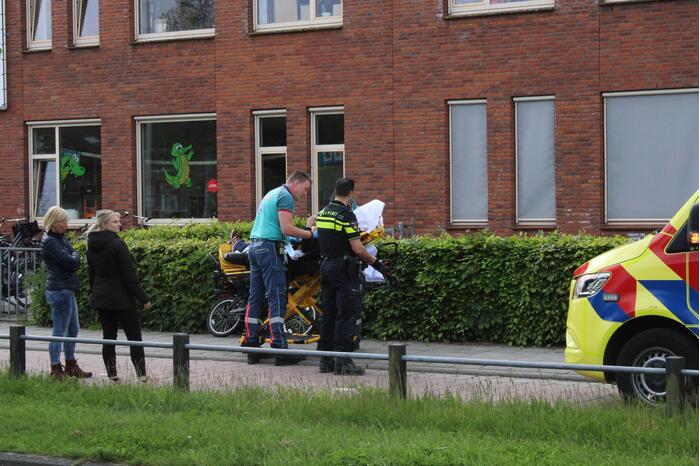 Man onderuit met vouwfiets