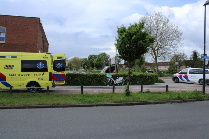 Man onderuit met vouwfiets