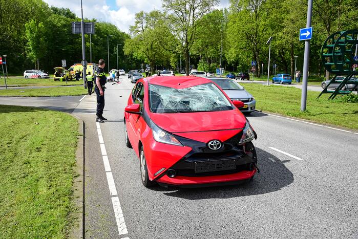Fietser geschept door personenauto
