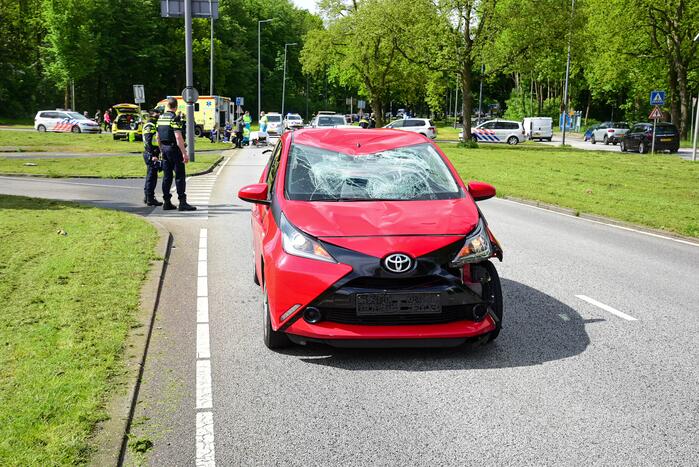 Fietser geschept door personenauto