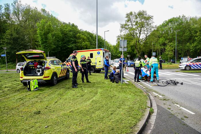 Fietser geschept door personenauto