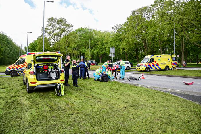 Fietser geschept door personenauto