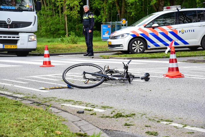 Fietser geschept door personenauto