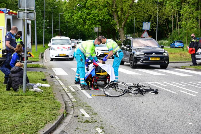 Fietser geschept door personenauto