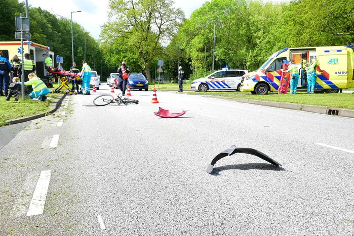 Fietser geschept door personenauto