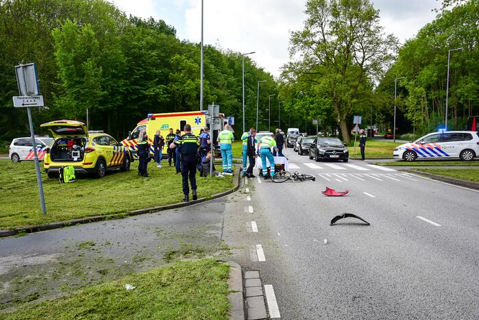 Fietser geschept door personenauto