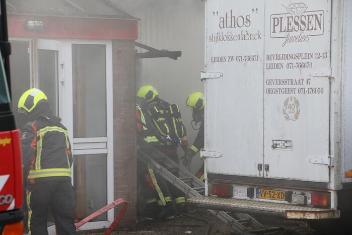 Enorme rookwolken bij brand Athos Klokkenfabriek