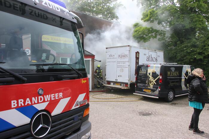 Enorme rookwolken bij brand Athos Klokkenfabriek