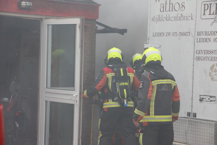 Enorme rookwolken bij brand Athos Klokkenfabriek