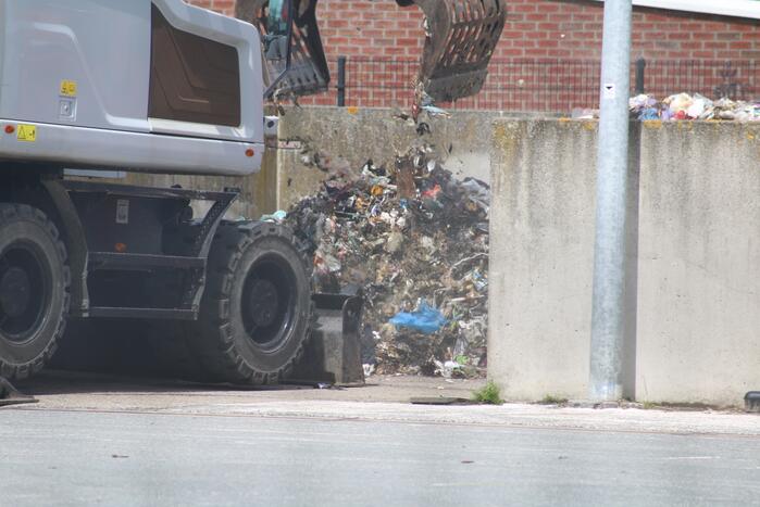 Smeulende afvalhoop HVC-Afvalbrengstation geblust