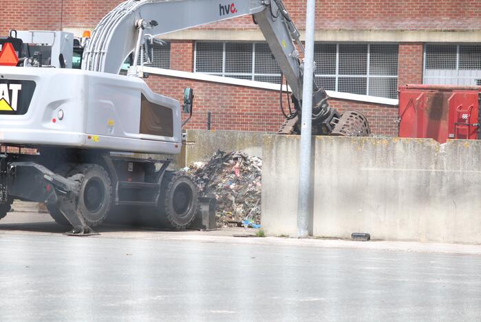 Smeulende afvalhoop HVC-Afvalbrengstation geblust