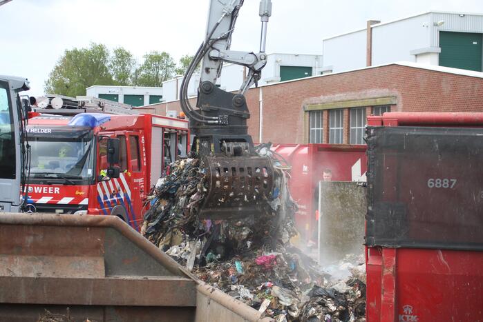 Smeulende afvalhoop HVC-Afvalbrengstation geblust