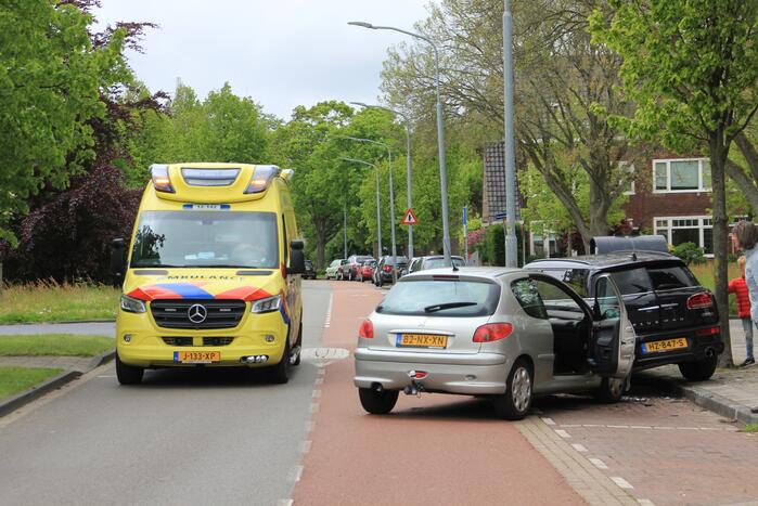 Auto botst op geparkeerde auto