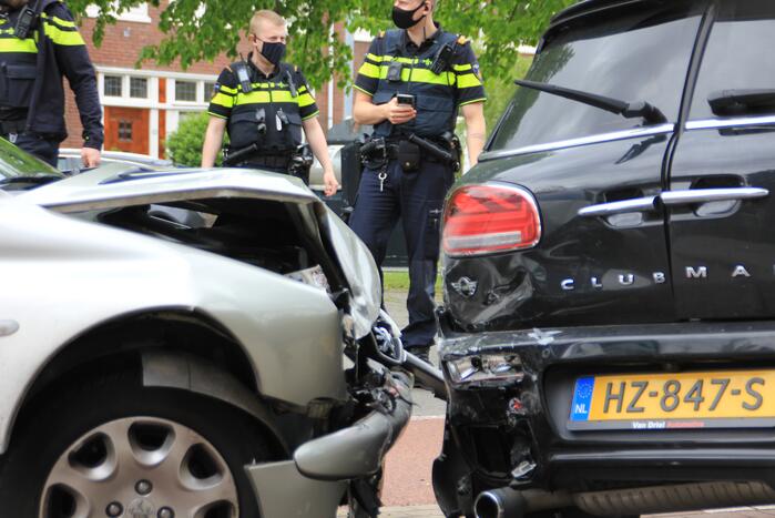 Auto botst op geparkeerde auto