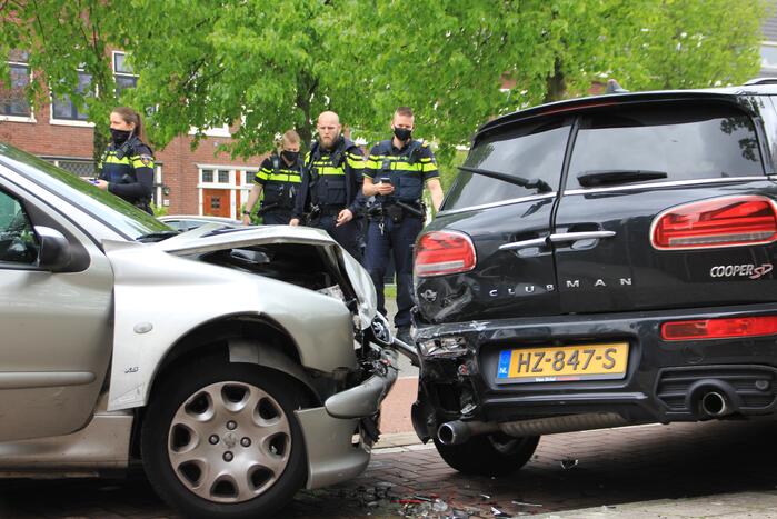 Auto botst op geparkeerde auto