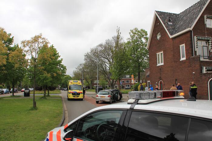 Auto botst op geparkeerde auto