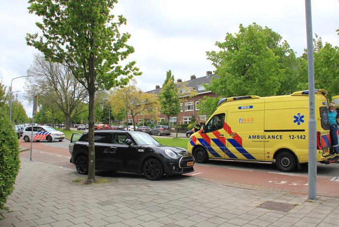 Auto botst op geparkeerde auto